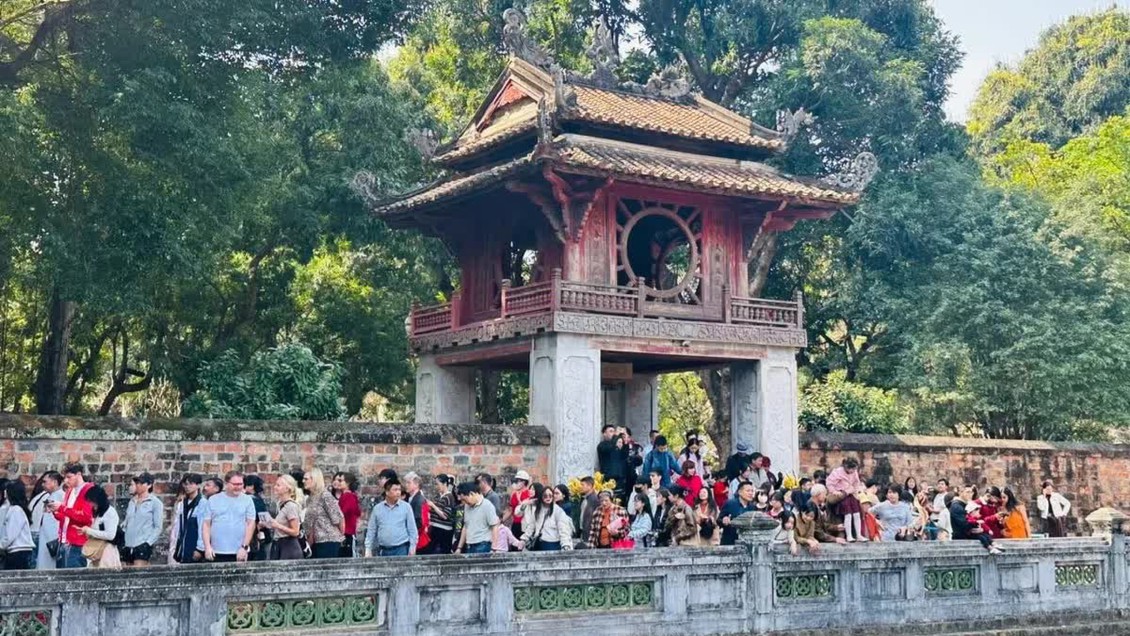 Đông đảo du khách đến điểm tham quan miễn phí tại Thủ đô