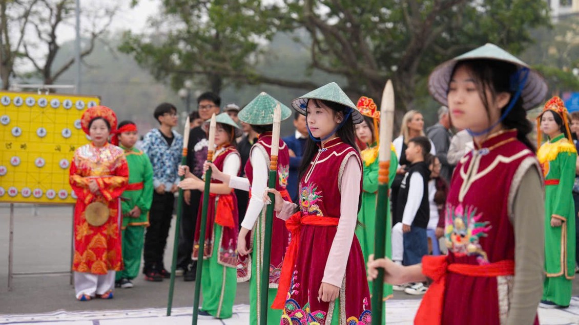 Rộn ràng lễ hội ‘Cờ người - Nét đẹp văn hóa truyền thống Việt’ giữa Thủ đô
