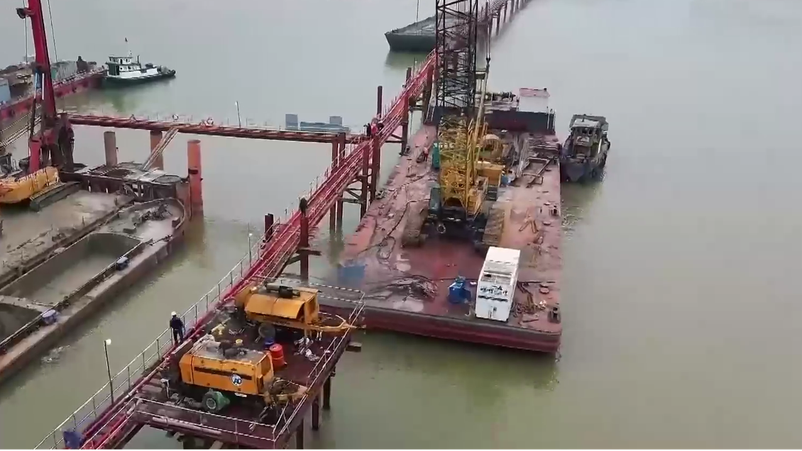 Xuyên Tết trên những cây cầu vượt sông Hồng
