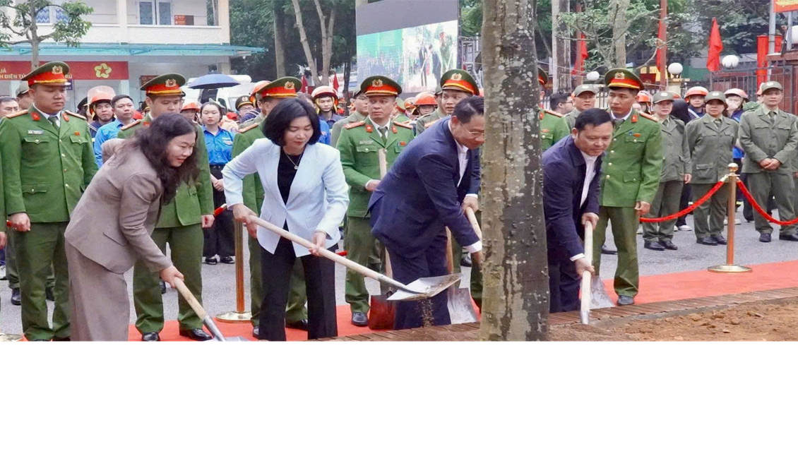 Phó Bí thư Thành ủy, Chủ tịch HĐND Thành phố trồng cây