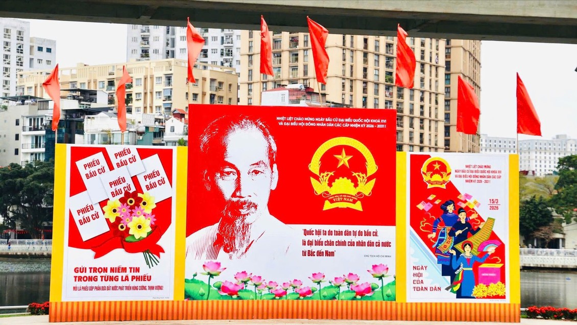 Hà Nội rực rỡ cờ hoa, khẩu hiệu tuyên truyền hướng tới cuộc bầu cử