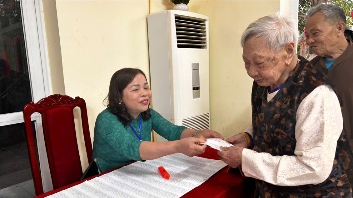 Cử tri xã Đoài Phương náo nức thực hiện quyền công dân