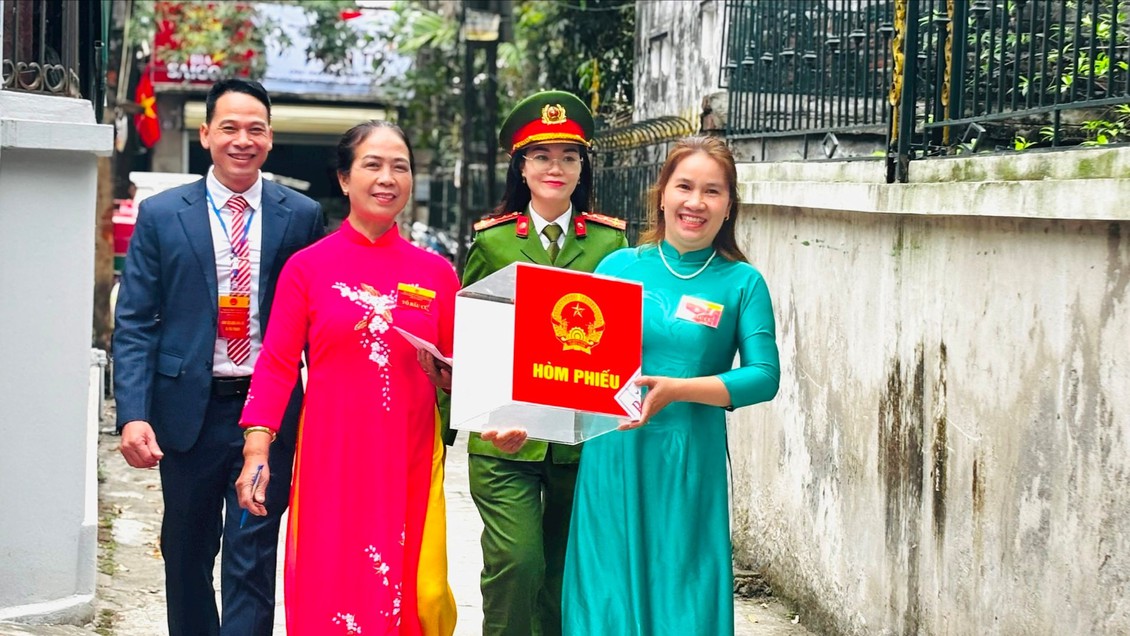 Hòm phiếu lưu động cho các cử tri cao tuổi không thể đến điểm bỏ phiếu