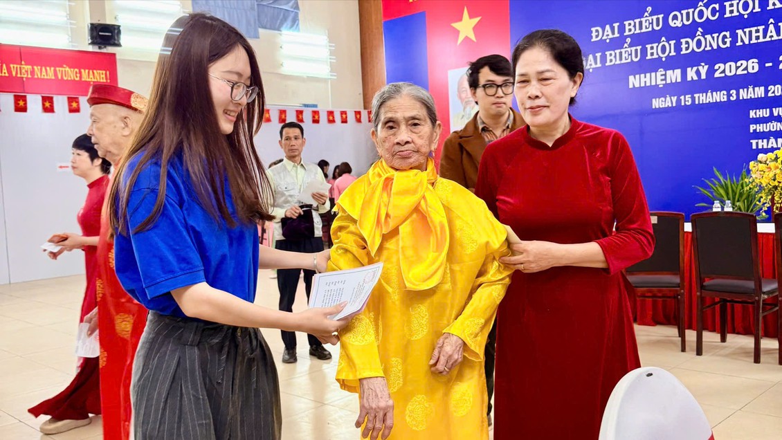 Cử tri phường Lĩnh Nam nô nức đi bầu cử từ sáng sớm