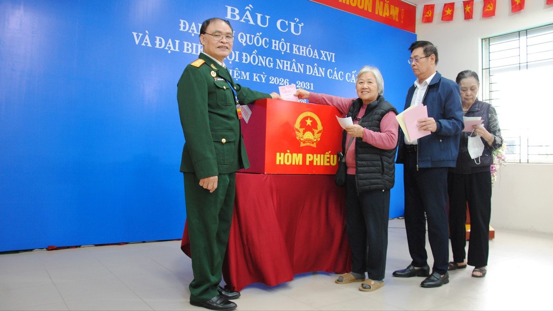 Cử tri phường Long Biên gửi gắm niềm tin qua lá phiếu
