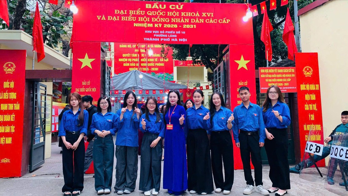 Cử tri trẻ háo hức thực hiện quyền công dân
