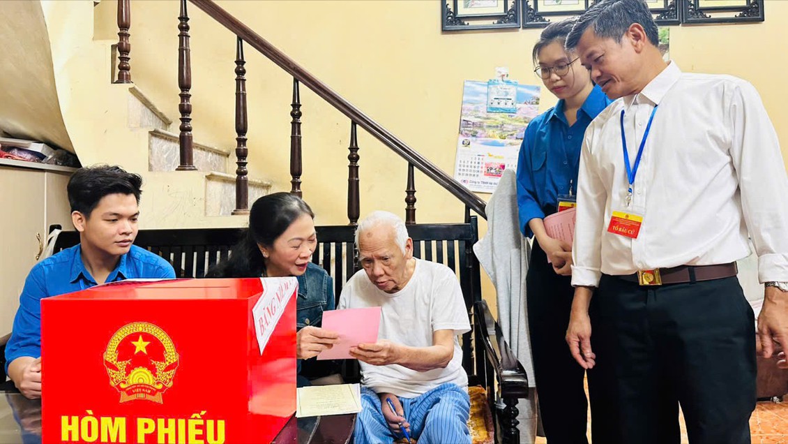 Những lá phiếu từ mái nhà, trọn vẹn ngày hội non sông