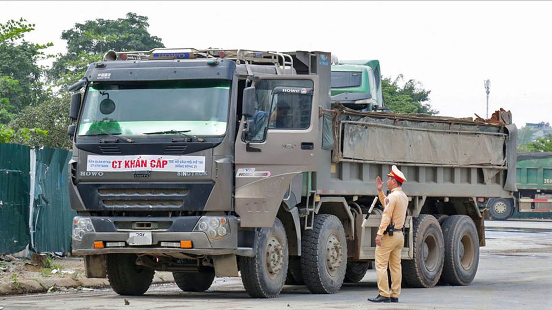 Khắc phục tình trạng rơi vãi bùn thải khi thi công Công viên 365