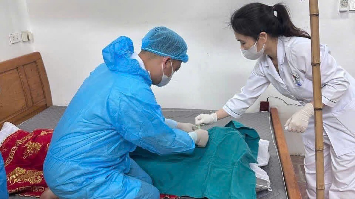 Nhân viên y tế hiến giác mạc người thân mang lại nguồn sáng cho người bệnh