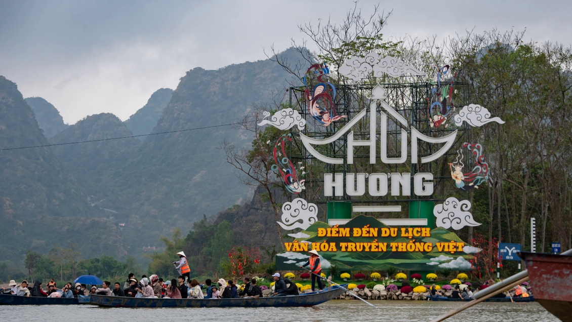 Hơn 77 vạn lượt khách đã đến du lịch chùa Hương