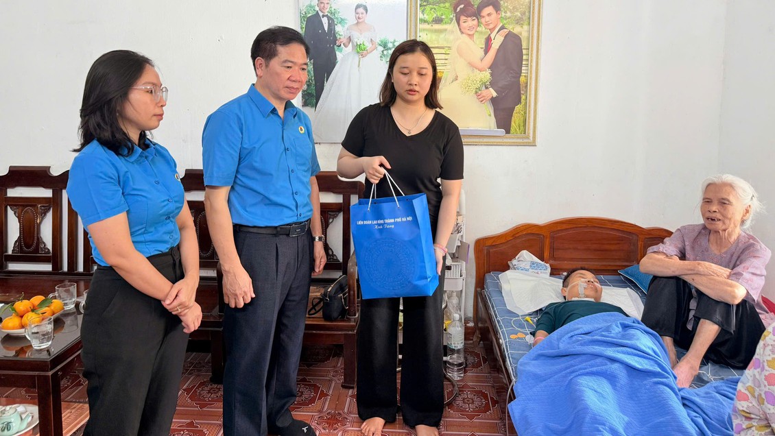 LĐLĐ Thành phố thăm, tặng quà nữ công nhân bị tai nạn lao động