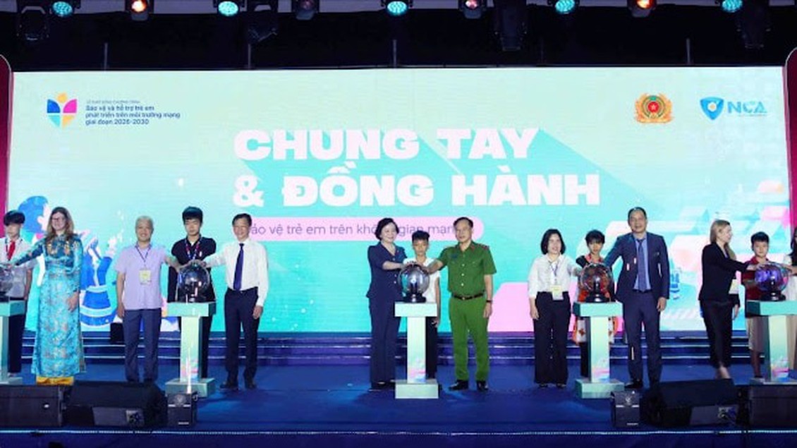 Lễ phát động chương trình bảo vệ và hỗ trợ trẻ em phát triển trên môi trường mạng
