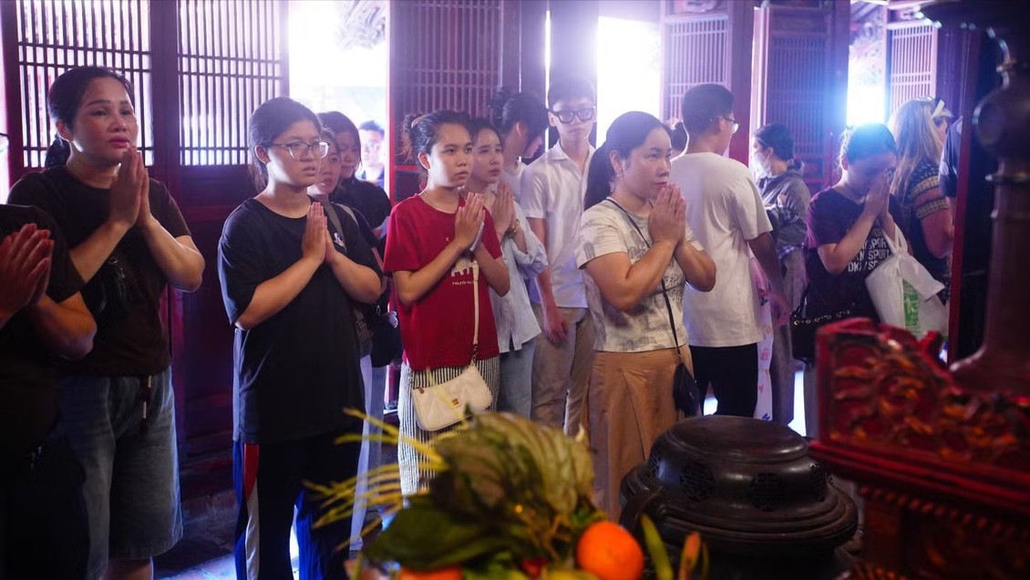 Sĩ tử đến Văn Miếu 'cầu may' trước kỳ thi vào lớp 10