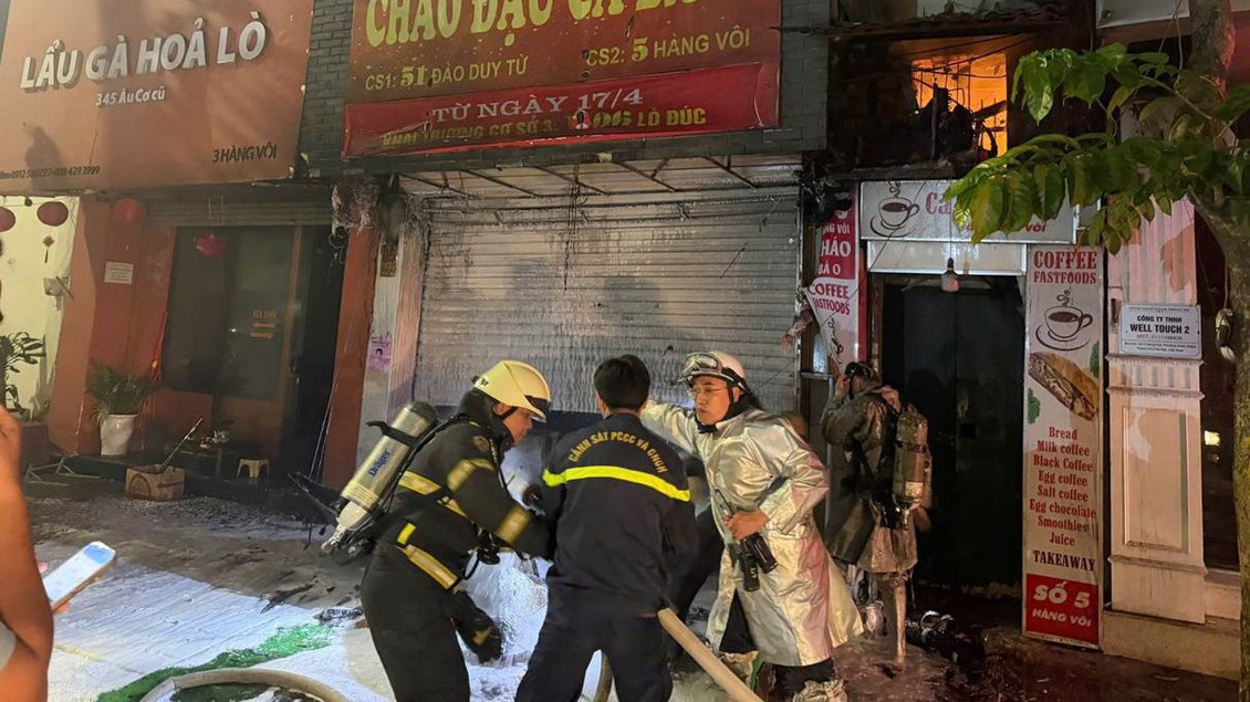 Kịp thời cứu 4 người mắc kẹt trong vụ cháy trên phố Hàng Vôi