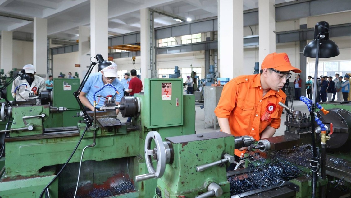 Công nhân, lao động hưởng ứng phong trào thi đua 'Lao động giỏi, năng suất cao, thu nhập tốt'