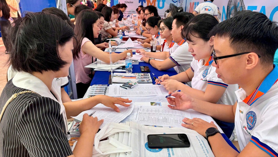 Mặt bằng điểm sàn đại học tăng, điểm chuẩn dự báo phân hóa theo ngành và tổ hợp xét tuyển