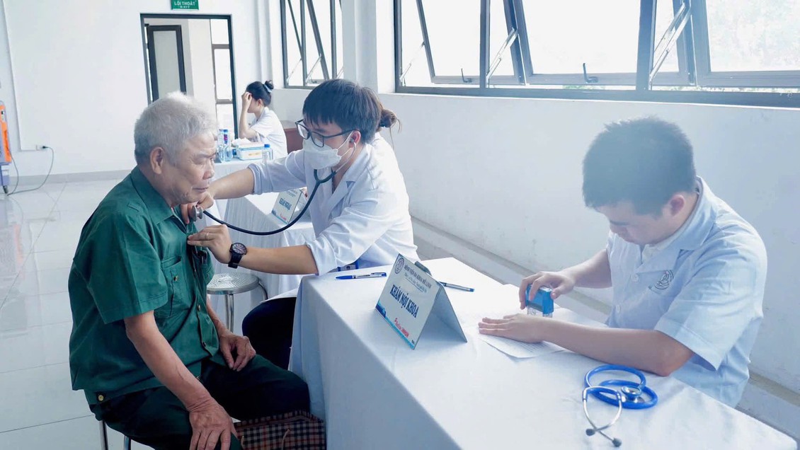Hỗ trợ 100% chi phí mua thẻ BHYT cho người từ 60 đến dưới 75 tuổi
