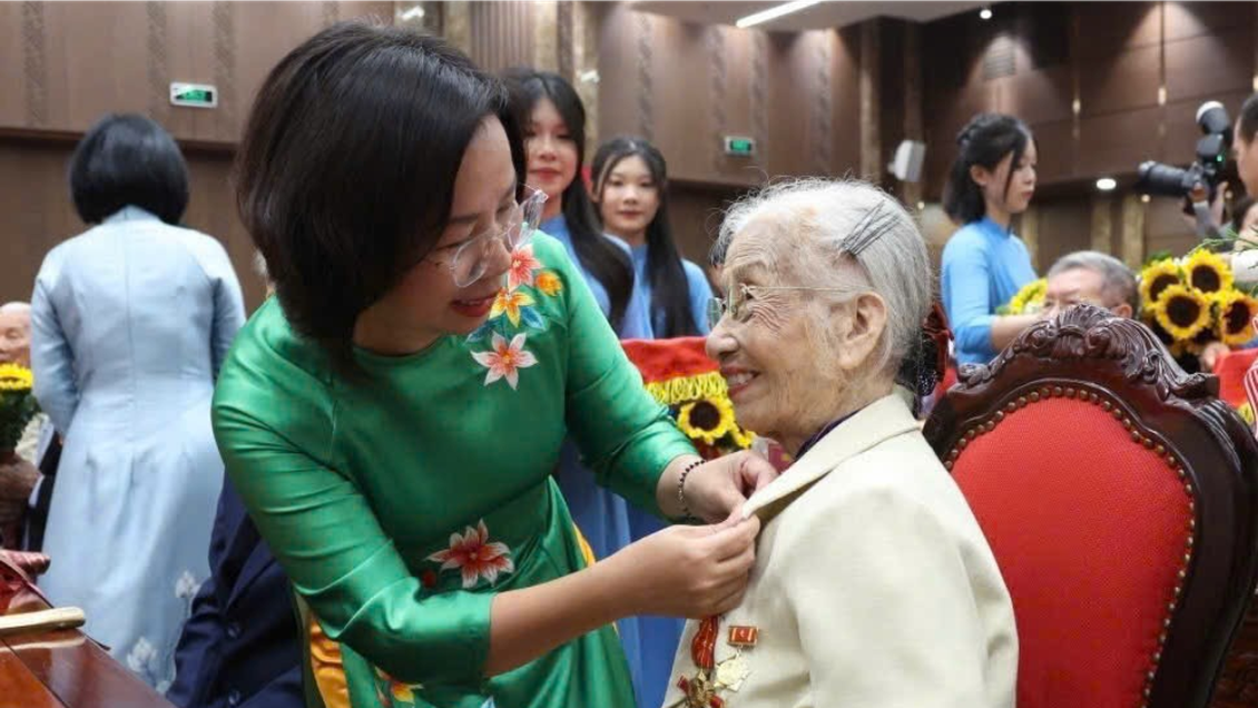 Tấm Huy hiệu trên ngực áo, lời thề trong tim
