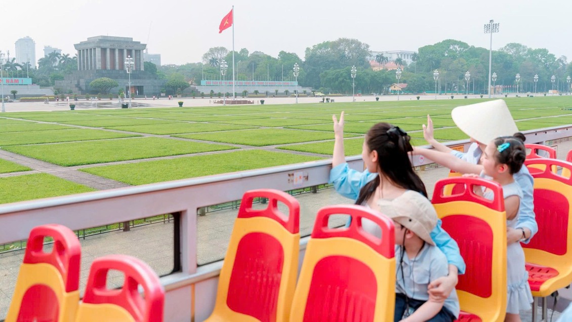 Xe buýt điện hai tầng – Hướng tới trải nghiệm du lịch xanh trong lòng Thủ đô