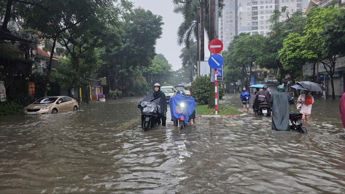 Nhiều tuyến đường ngập trong mưa, khó khăn khi giao thông