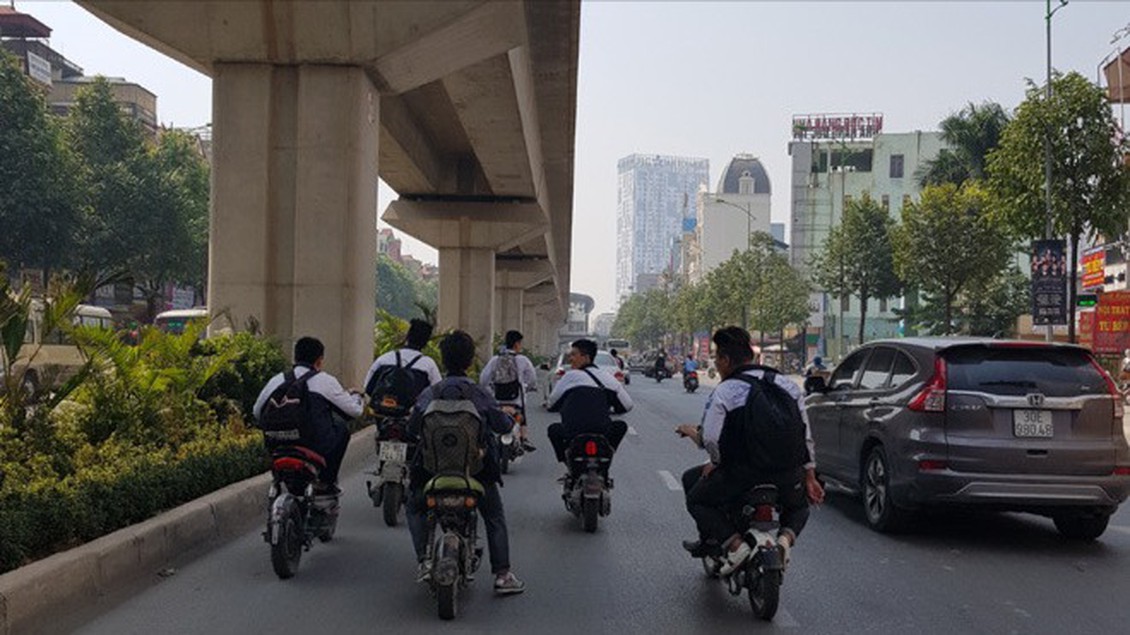 Nhiều  học sinh vi phạm không đội mũ bảo hiểm
