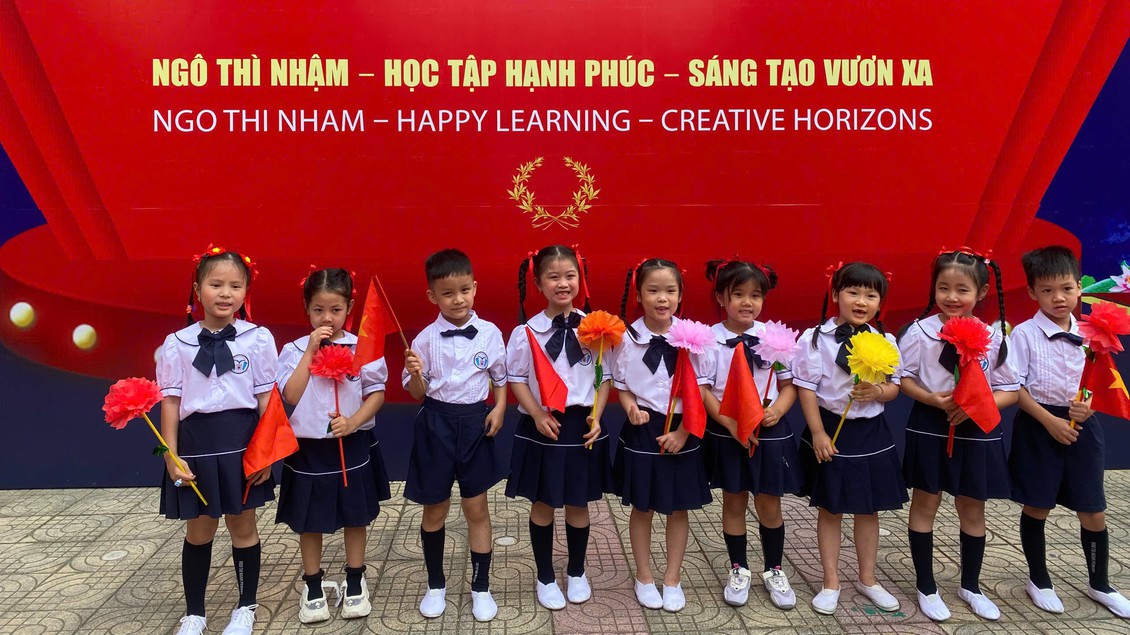 Hà Nội rộn ràng ngày khai trường, chắp cánh những ước mơ