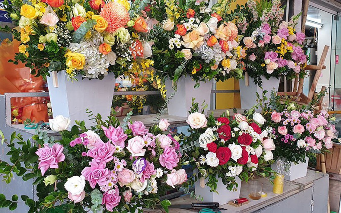 Phía sau những bó hoa ngày 20/10 là những yêu thương thầm lặng