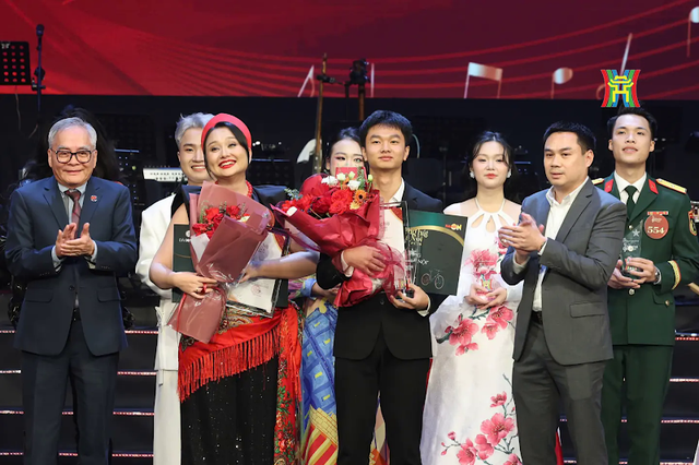 Tiếng h&aacute;t H&agrave; Nội: Mở rộng s&acirc;n khấu cho sắc m&agrave;u quốc tế - Ảnh 1.