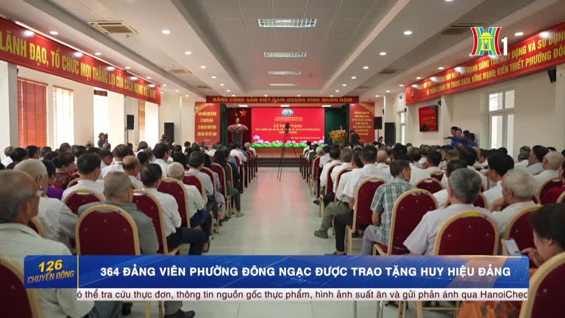 364 đảng viên phường Đông Ngạc được trao tặng Huy hiệu Đảng