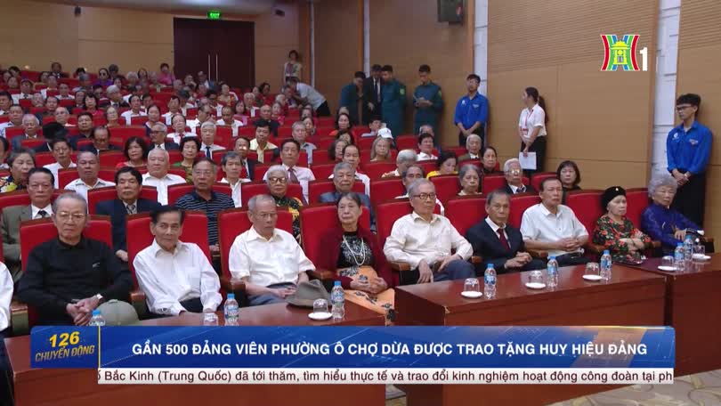 Gần 500 đảng viên phường Ô Chợ Dừa được trao tặng Huy hiệu Đảng