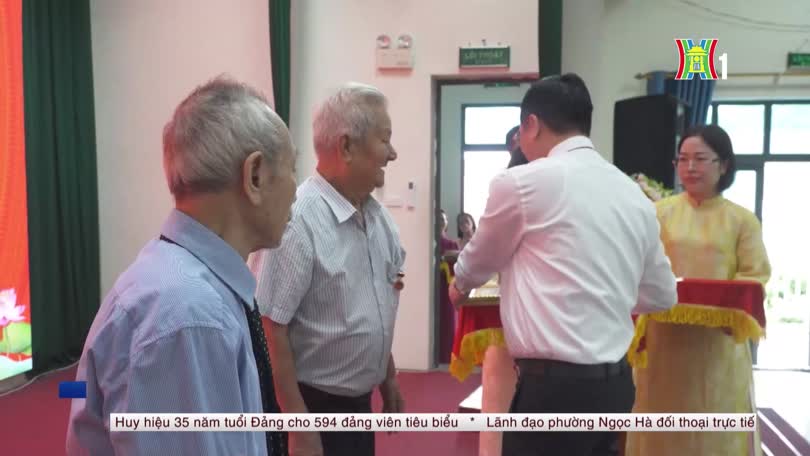 Đảng viên Đảng bộ xã Tam Hưng nhận Huy hiệu Đảng