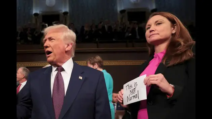 Nghị sỹ Mỹ giành giật biểu ngữ khi ông Trump phát biểu