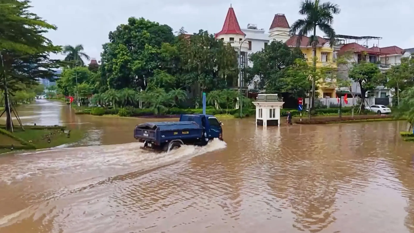 Nhiều khu đô thị vẫn ngập sâu sau mưa lớn