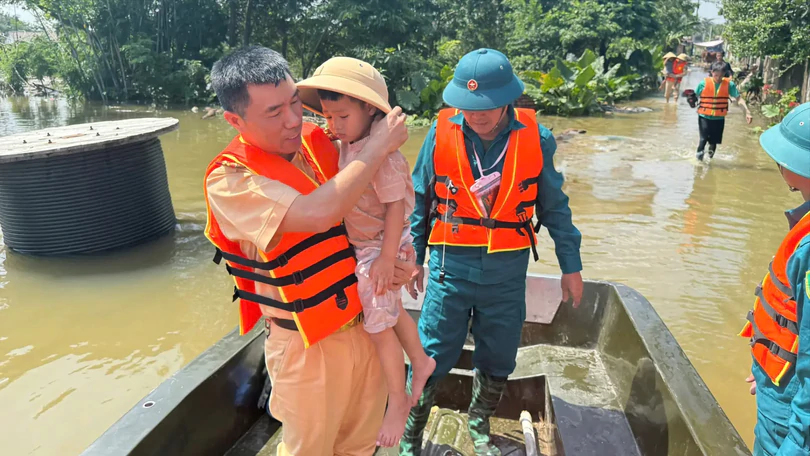 CSGT Hà Nội hỗ trợ người dân vùng ngập úng