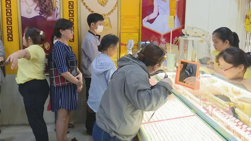 Người dân xếp hàng mua vàng dù giá vượt 140 triệu/lượng