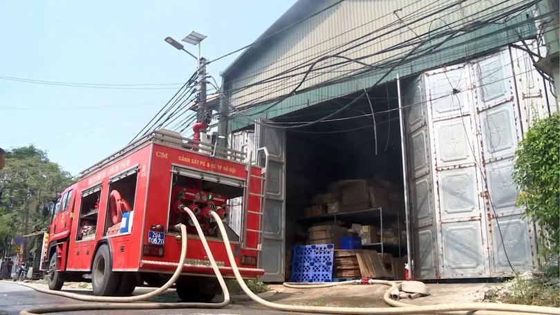 Cháy lớn tại một kho xưởng ở Hà Nội