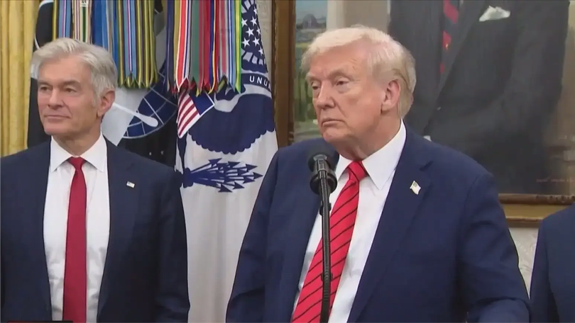 Ông Trump dọa áp thuế 100% với hàng hóa Trung Quốc