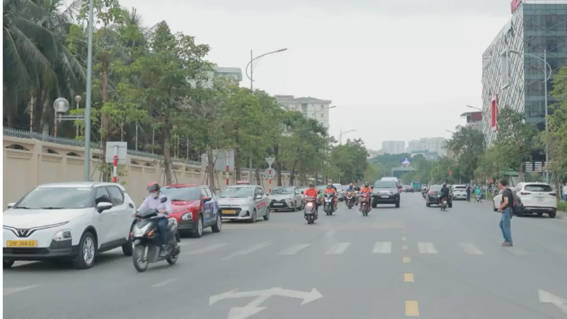 Nhiều tuyến phố Hà Nội bị chiếm dụng lòng đường, vỉa hè