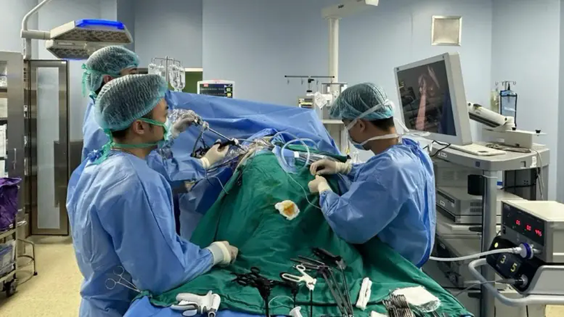 Lần đầu tiên phẫu thuật khối phình khổng lồ động mạch thận