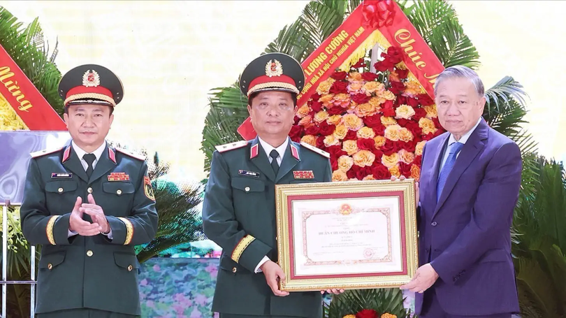 Quân khu 4 vinh dự đón Huân chương Hồ Chí Minh