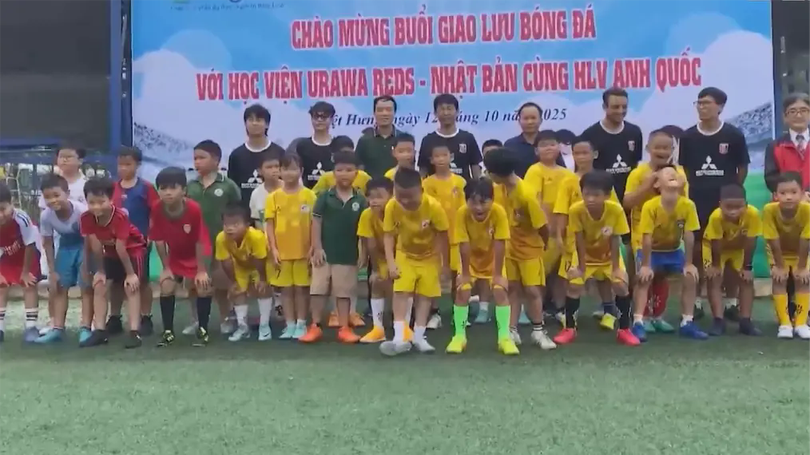 Giao lưu bóng đá quốc tế sôi nổi tại phường Việt Hưng