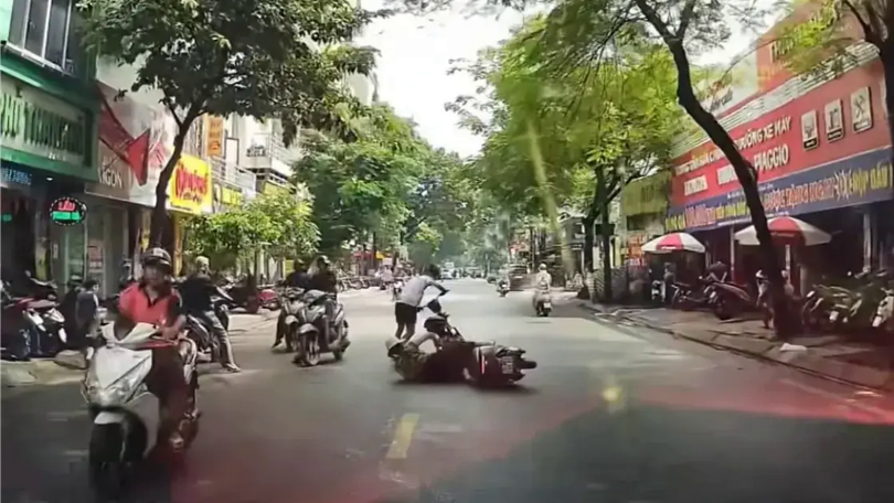 Thiếu niên đi xe điện đâm ngã xe khác rồi bỏ chạy