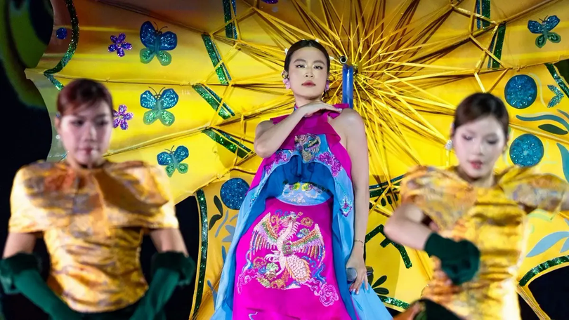 Hoàng Thùy Linh ‘See tình’ tại Lễ hội Văn hóa Thế giới