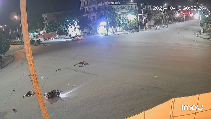 Xe máy vượt đèn đỏ gây tai nạn giao thông