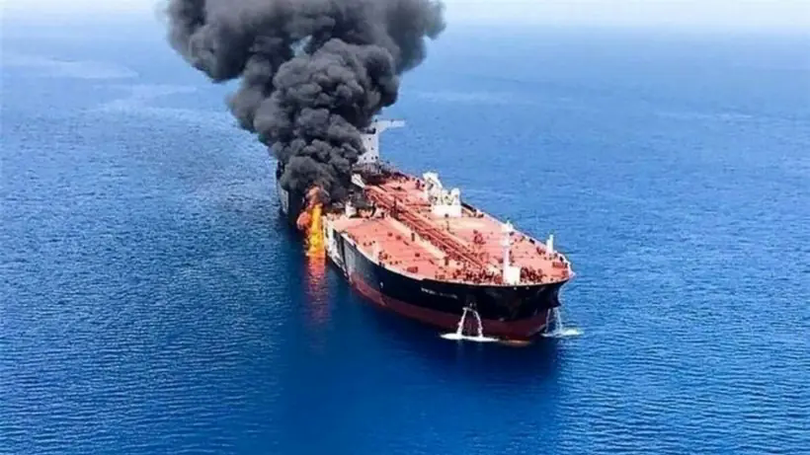 Tàu chở khí đốt bốc cháy ngoài khơi Yemen