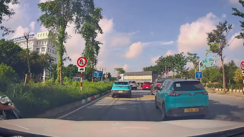 Xe tải cố tình quay đầu nơi có biển cấm