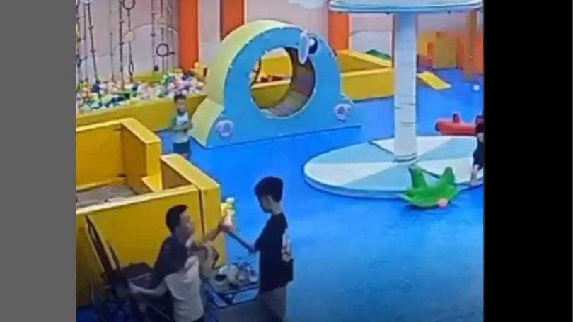 Triệu tập người đàn ông hành hung trẻ em