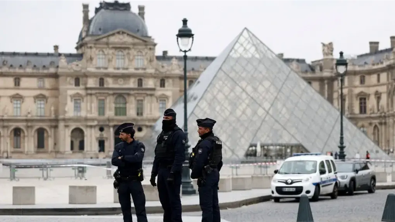 Lỗ hổng an ninh trong vụ cướp ở bảo tàng Louvre