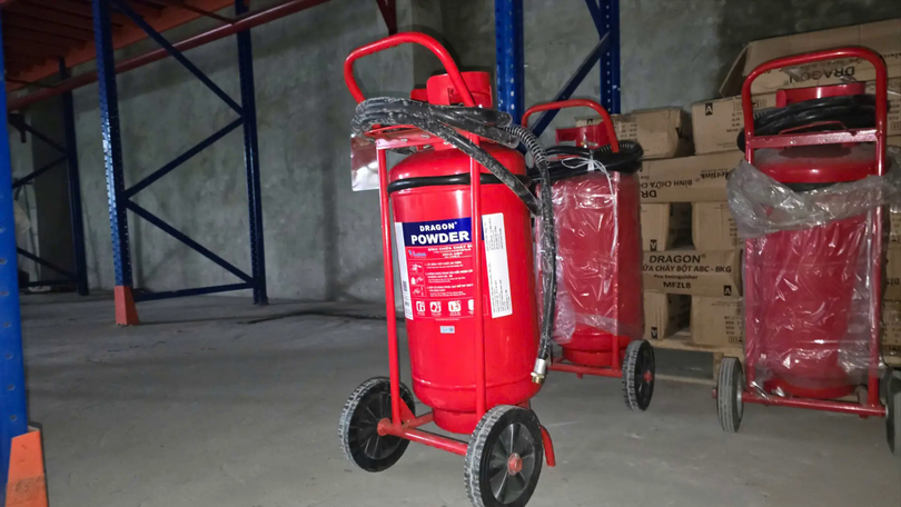 Khởi tố 5 bị can sản xuất bình chữa cháy giả