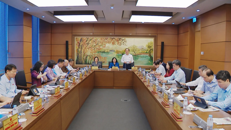 Quốc hội thảo luận ở tổ về các báo cáo quan trọng